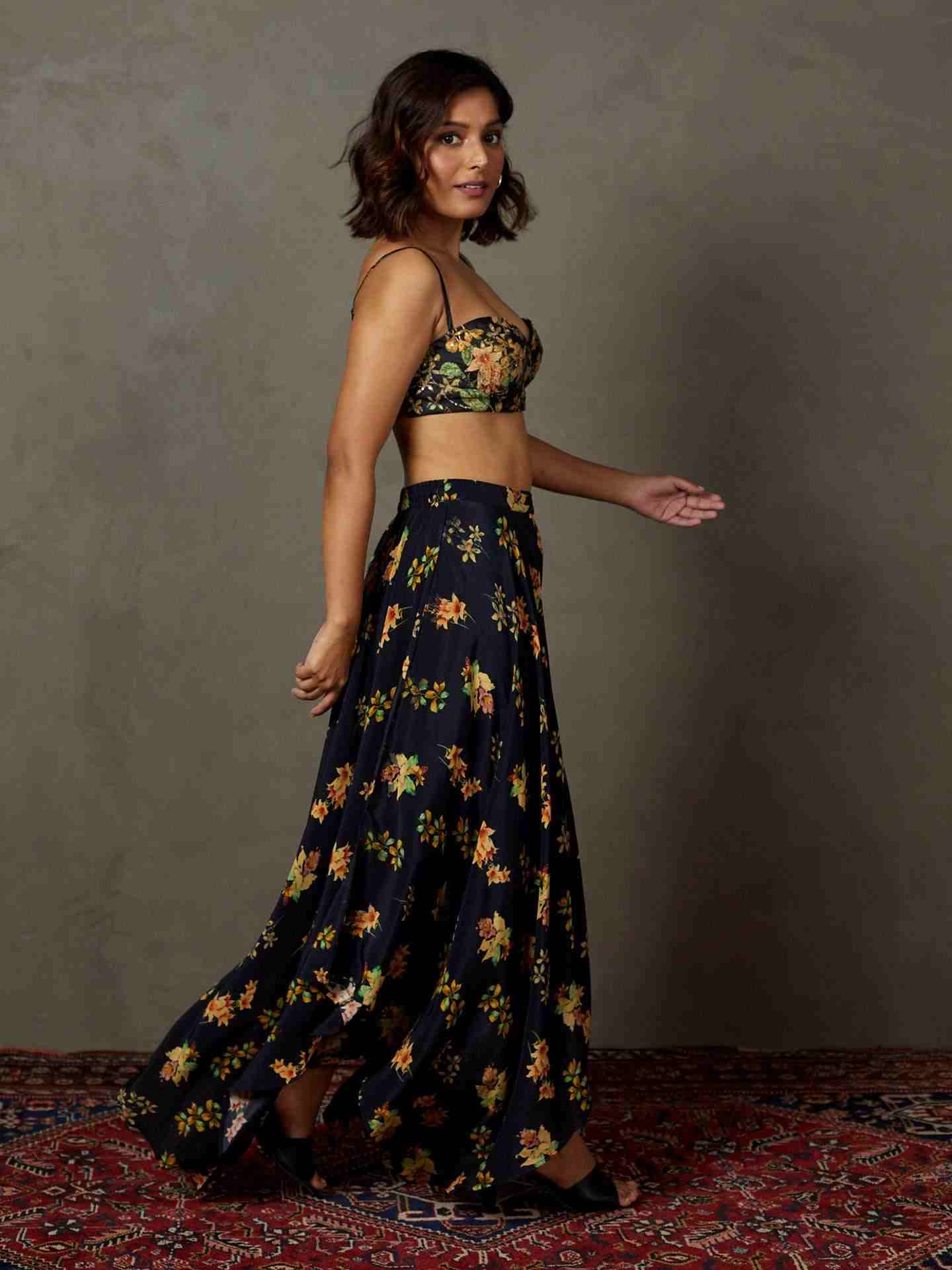 Black & Beige Water Lily Ensemble