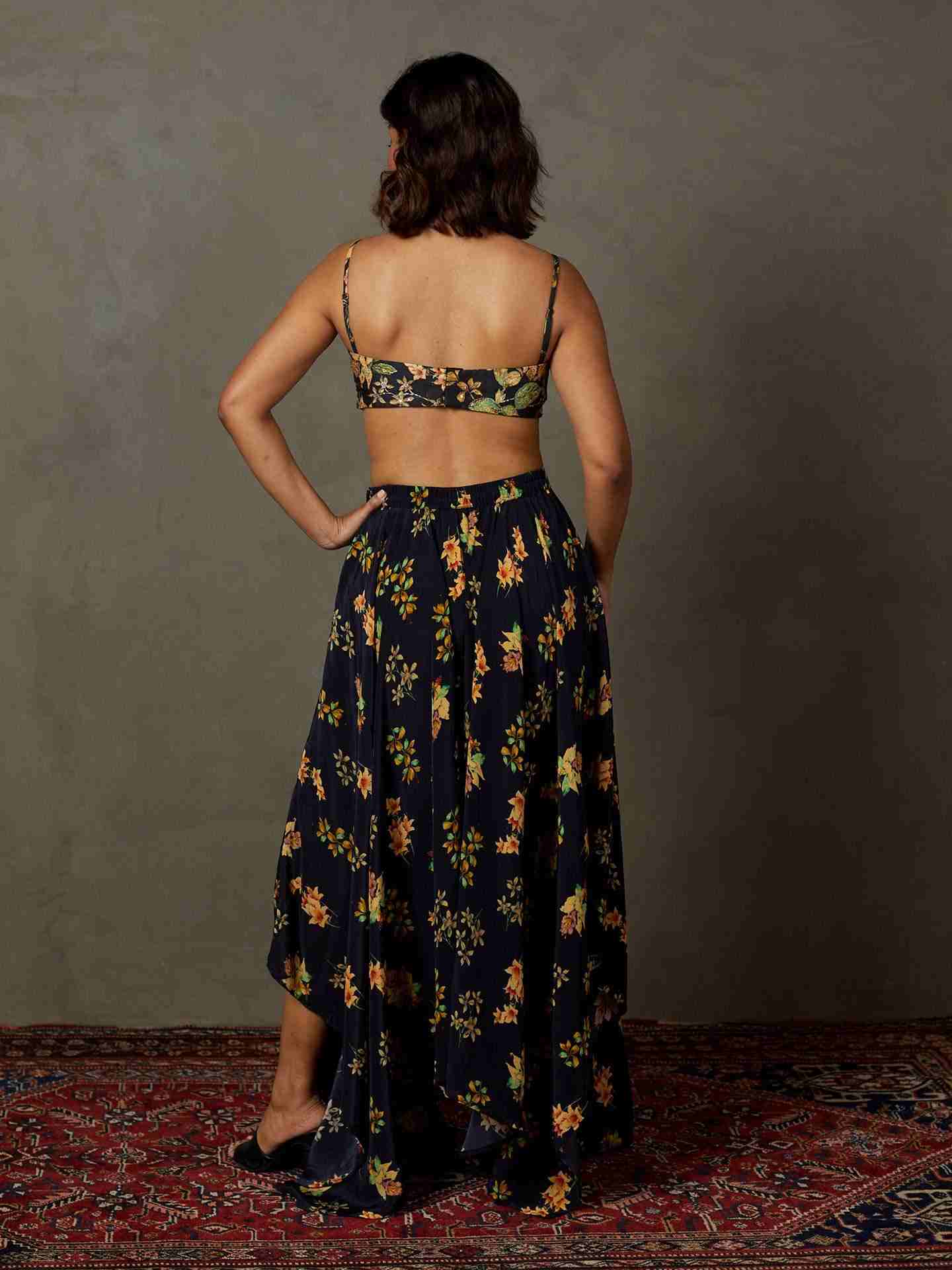 Black & Beige Water Lily Ensemble