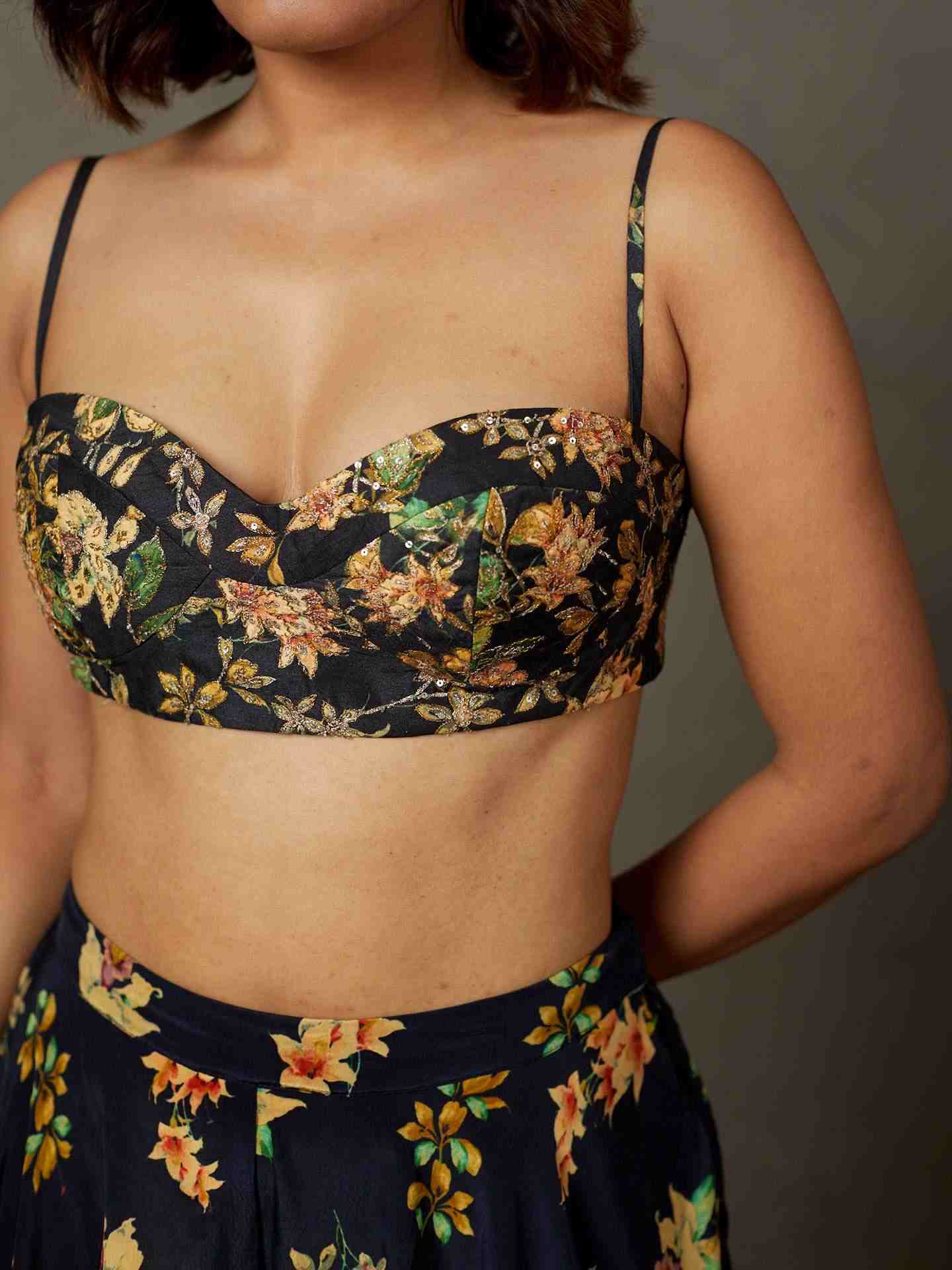 Black & Beige Water Lily Ensemble