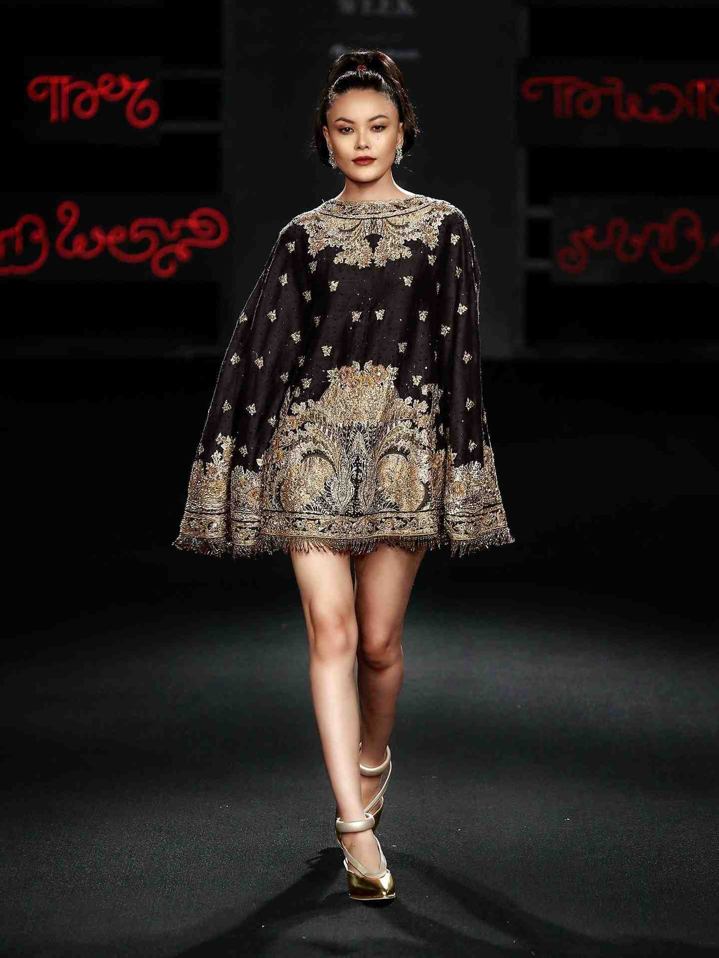 Black Beige Dahlia Cape
