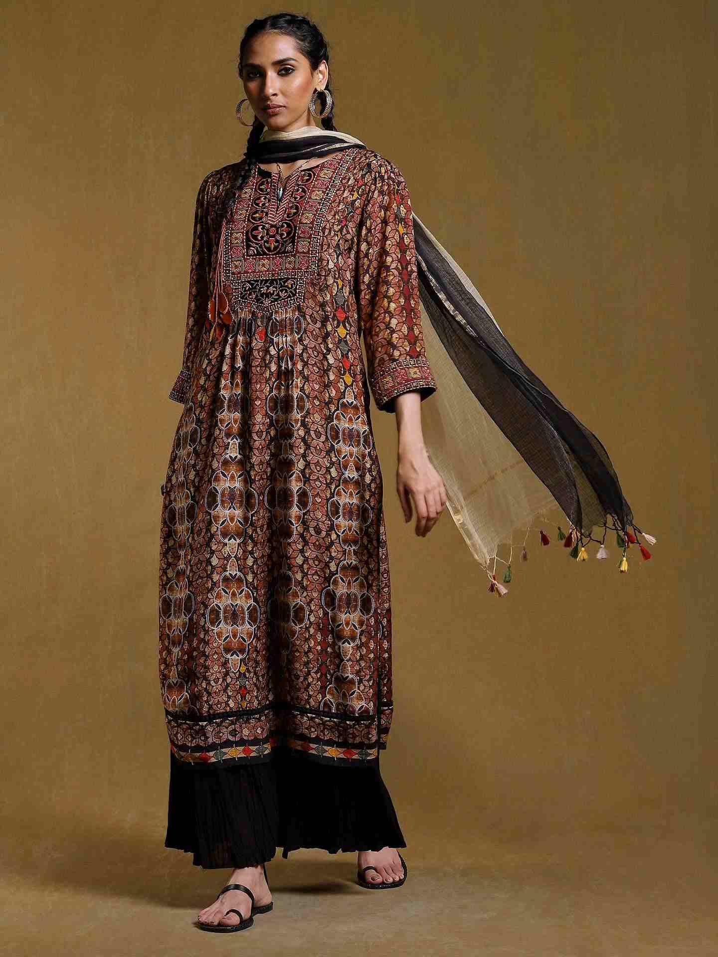 Black Chess Suit Set