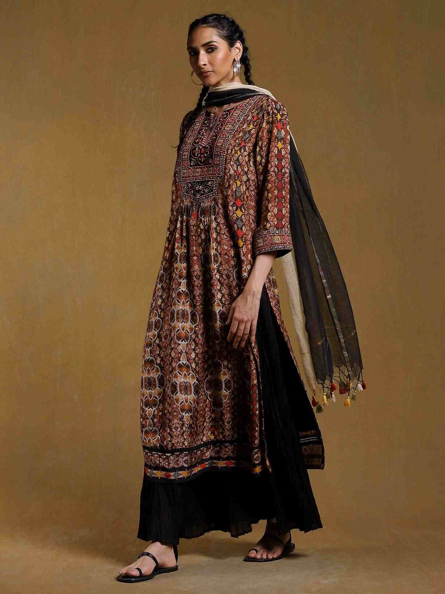 Black Chess Suit Set