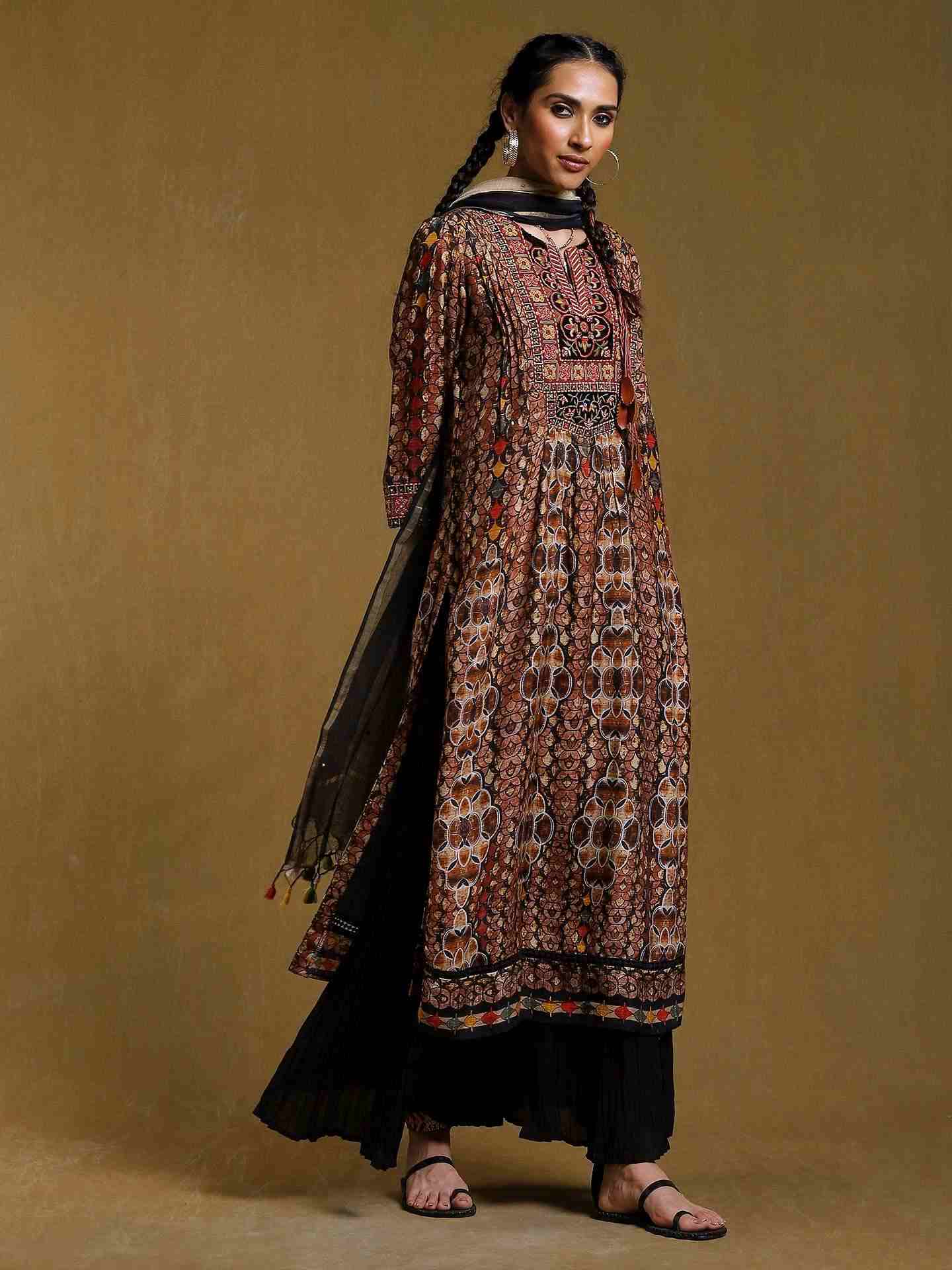 Black Chess Suit Set