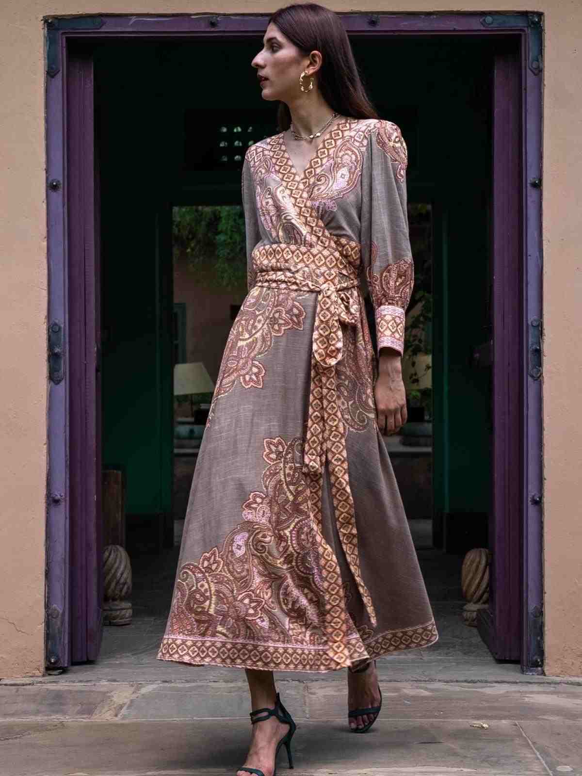 https://cdn.fynd.com/v2/falling-surf-7c8bb8/fyprod/wrkr/products/pictures/item/free/original/ritu-kumar/LDRCSB01N28556406-KHAKI/0/rLTMoWO7Jm-410331243002_1.jpeg