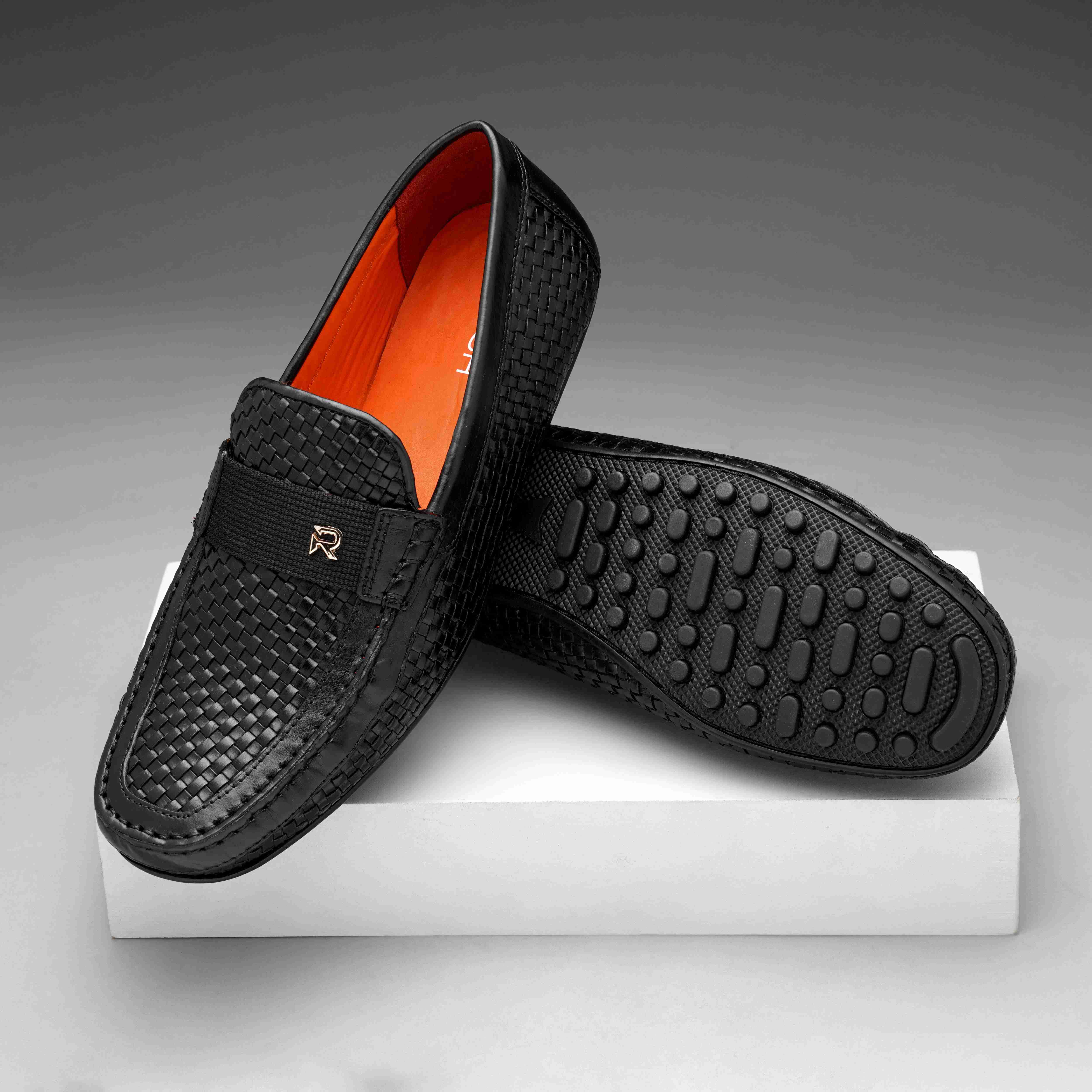 The Seti Ruosh Men Black Handcrafted Leather Loafer