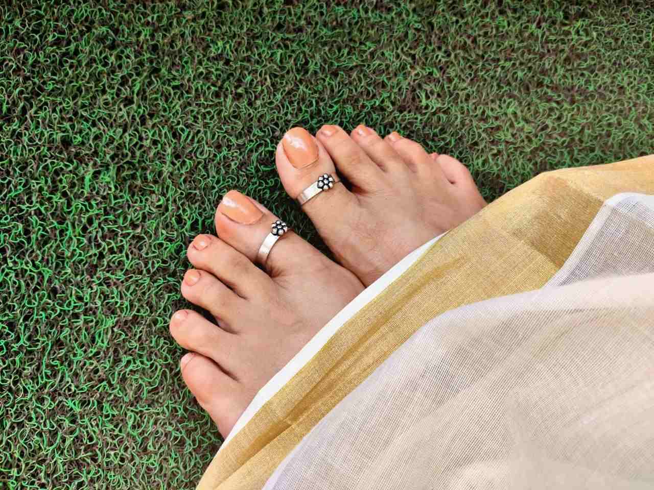 Ladies foot 2025 finger ring