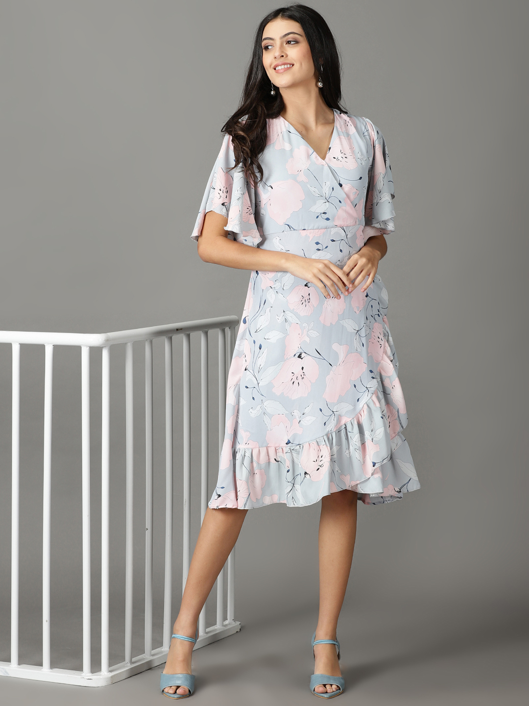 SHOWOFF Women Grey Printed V Neck Short Sleeves Knee length Wrap Dress