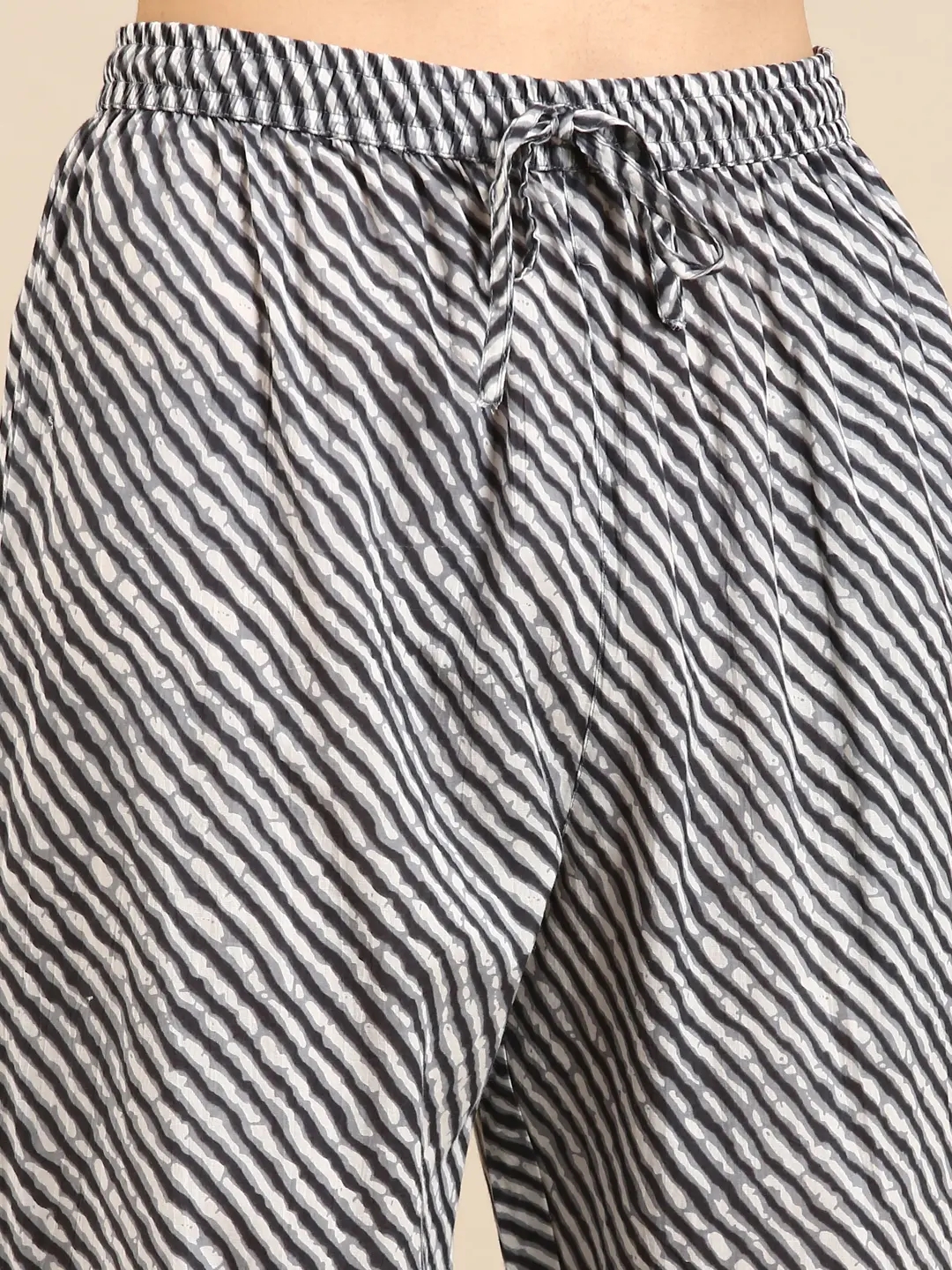 Showoff | SHOWOFF Women Grey Yoke Design Round Neck Three-Quarter Sleeves Mid Length Straight Kurta Set 6