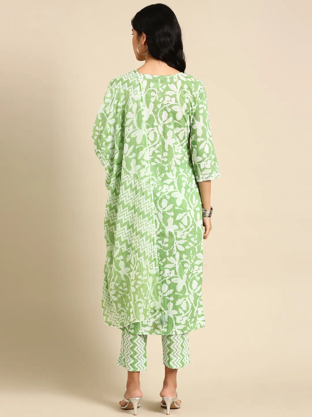 SHOWOFF Women Green Printed Keyhole Neck Three-Quarter Sleeves Mid Length Straight Kurta Set