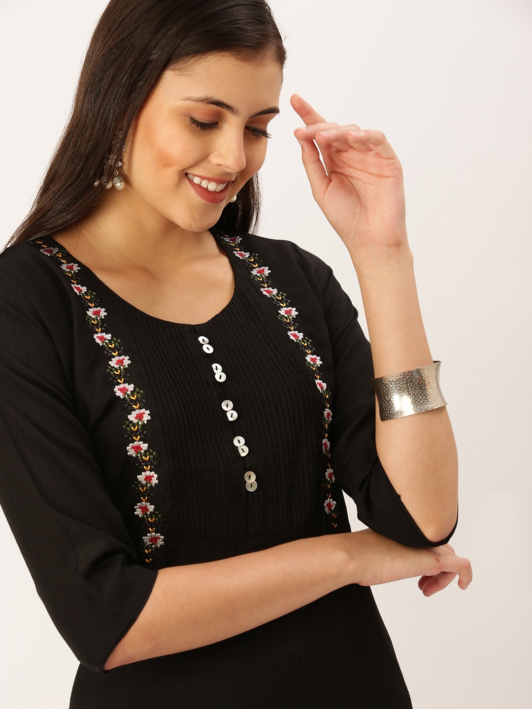 Showoff | SHOWOFF Women Black Solid Round Neck Three-Quarter Sleeves Mid Length Straight Kurta 1