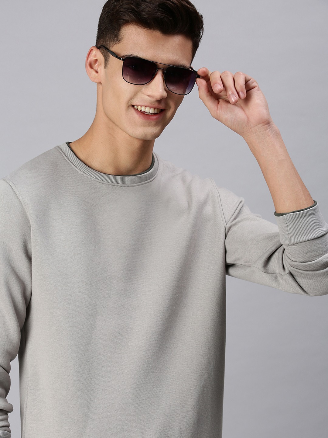 SHOWOFF Men Grey Solid Round Neck Full Sleeves Slim Fit Sweatshirt