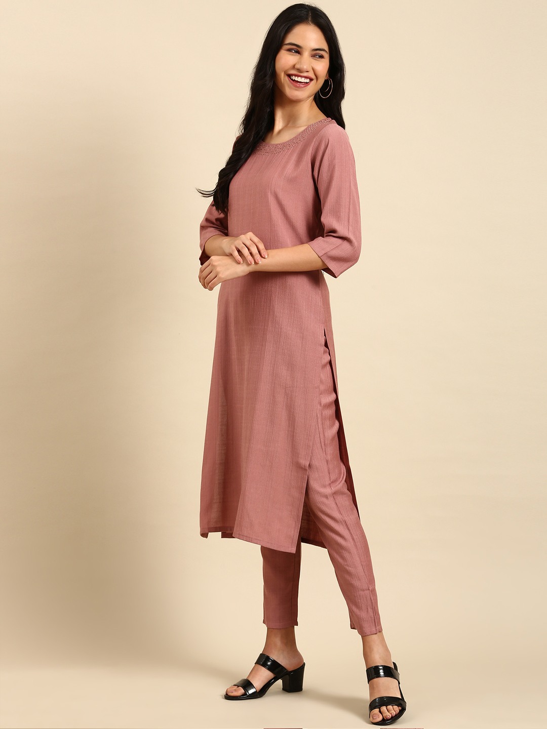 Showoff | SHOWOFF Women Mauve Embroidered Scoop Neck Three-Quarter Sleeves Mid Length Straight Kurta Set 2