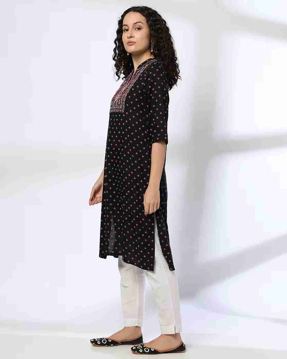 SIYAHI | Women Printed Straight Kurta with Embroidered Yoke|1