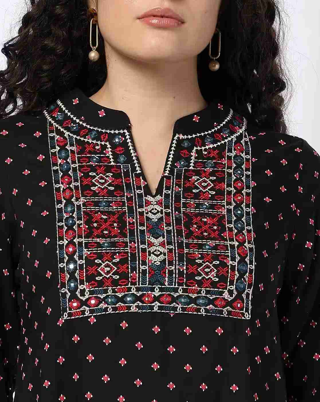 SIYAHI | Women Printed Straight Kurta with Embroidered Yoke|4