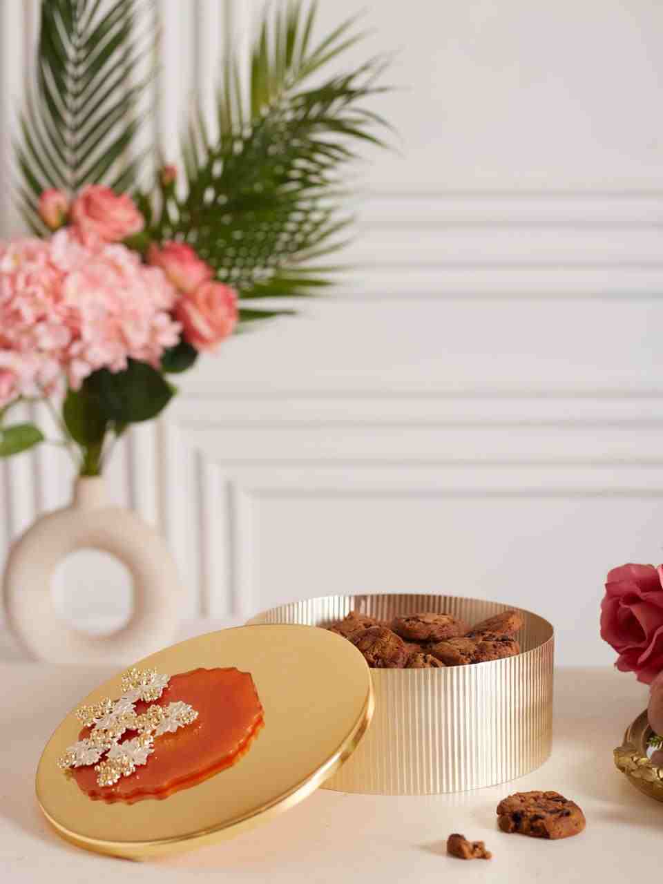 Round golden box