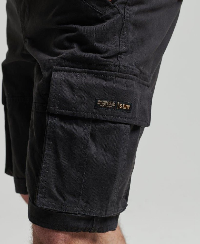 https://cdn.fynd.com/v2/falling-surf-7c8bb8/fyprod/wrkr/products/pictures/item/free/original/superdry/M7110299B02A/2/bIUpV0E3Ho-410319807011_3.jpg