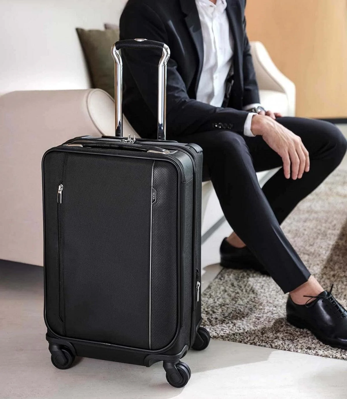 Tumi | International Dual Access 4 Wheeled Carry-On Black