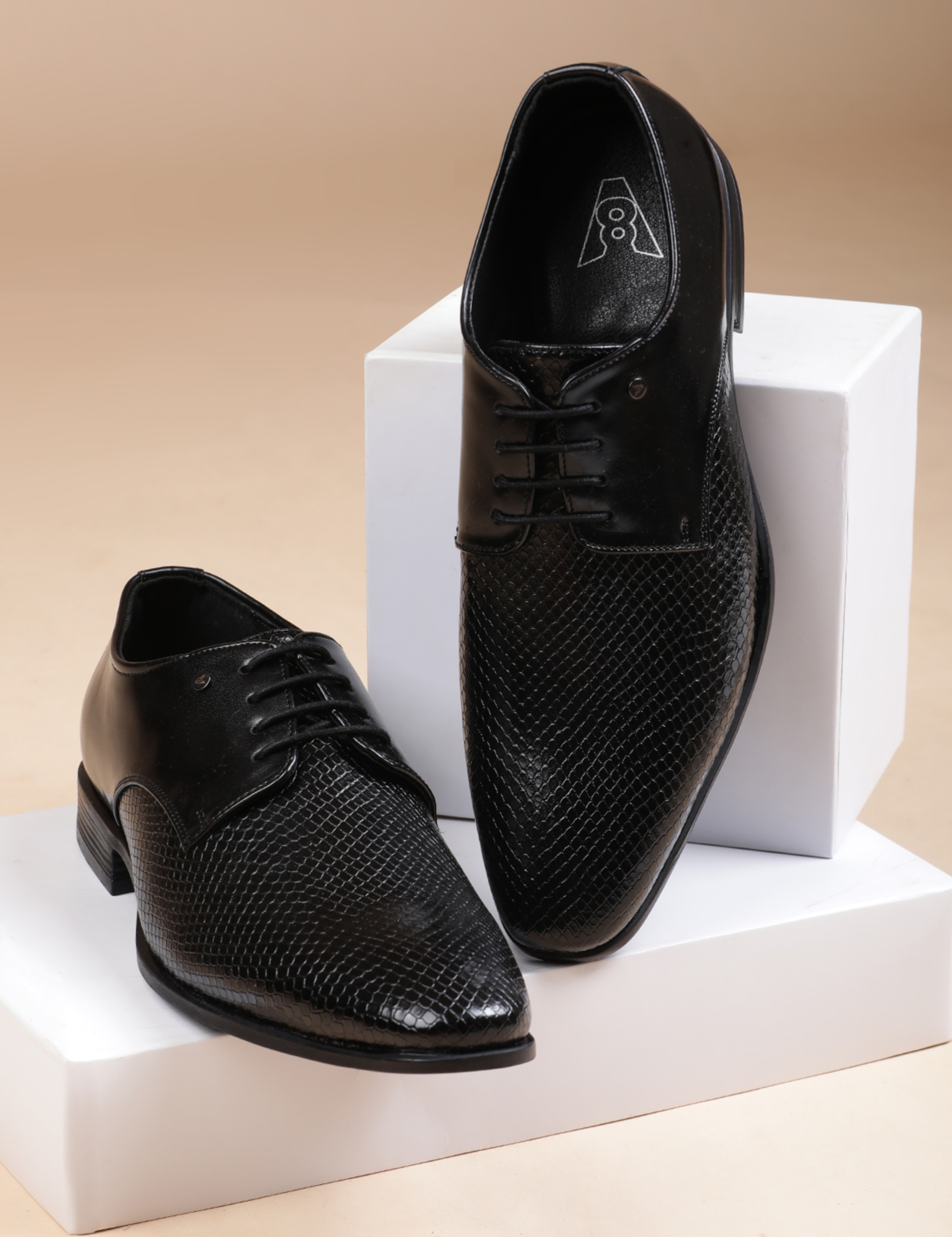 The Jonas Black Men Textured Derby V8 By Ruosh