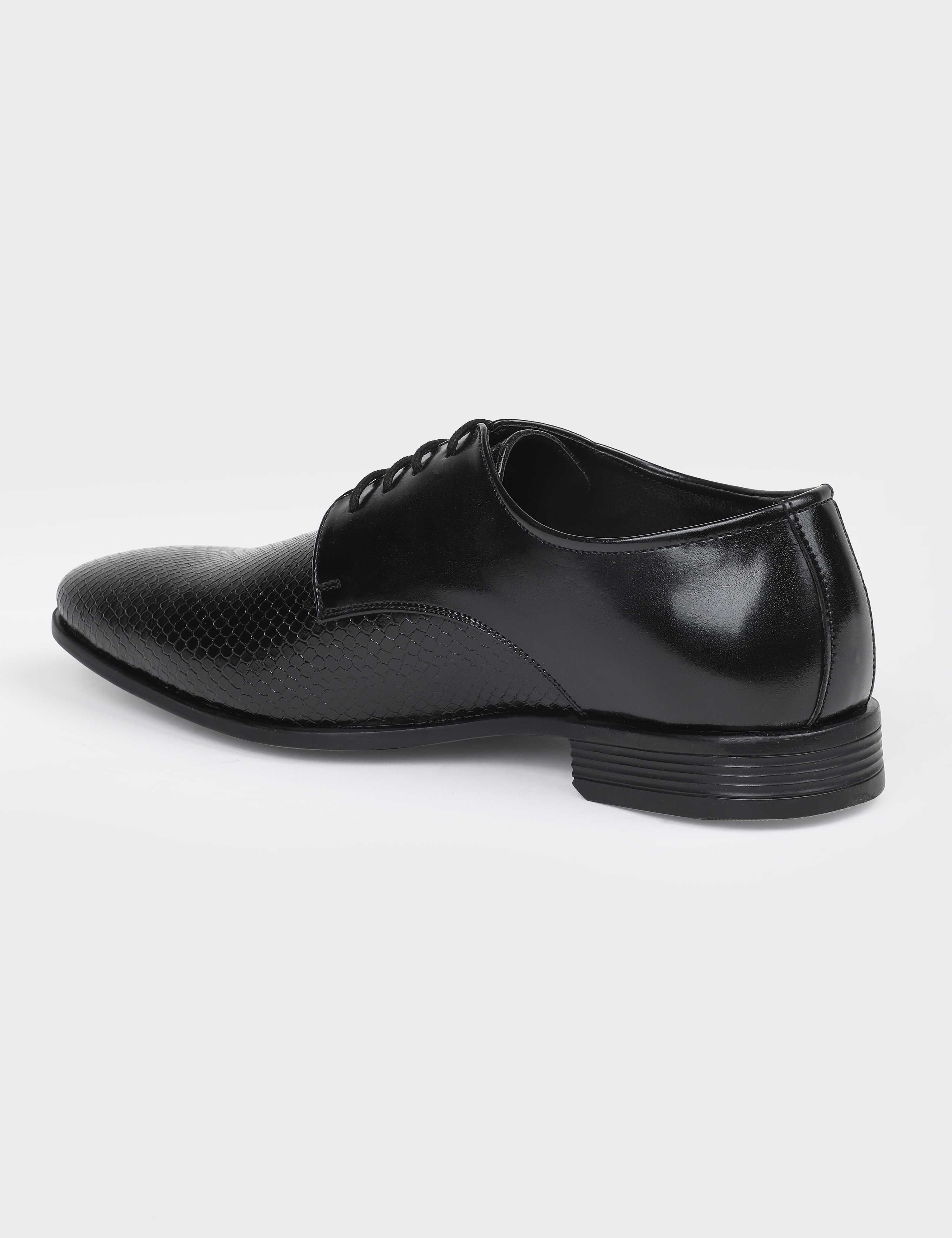 The Jonas Black Men Textured Derby V8 By Ruosh