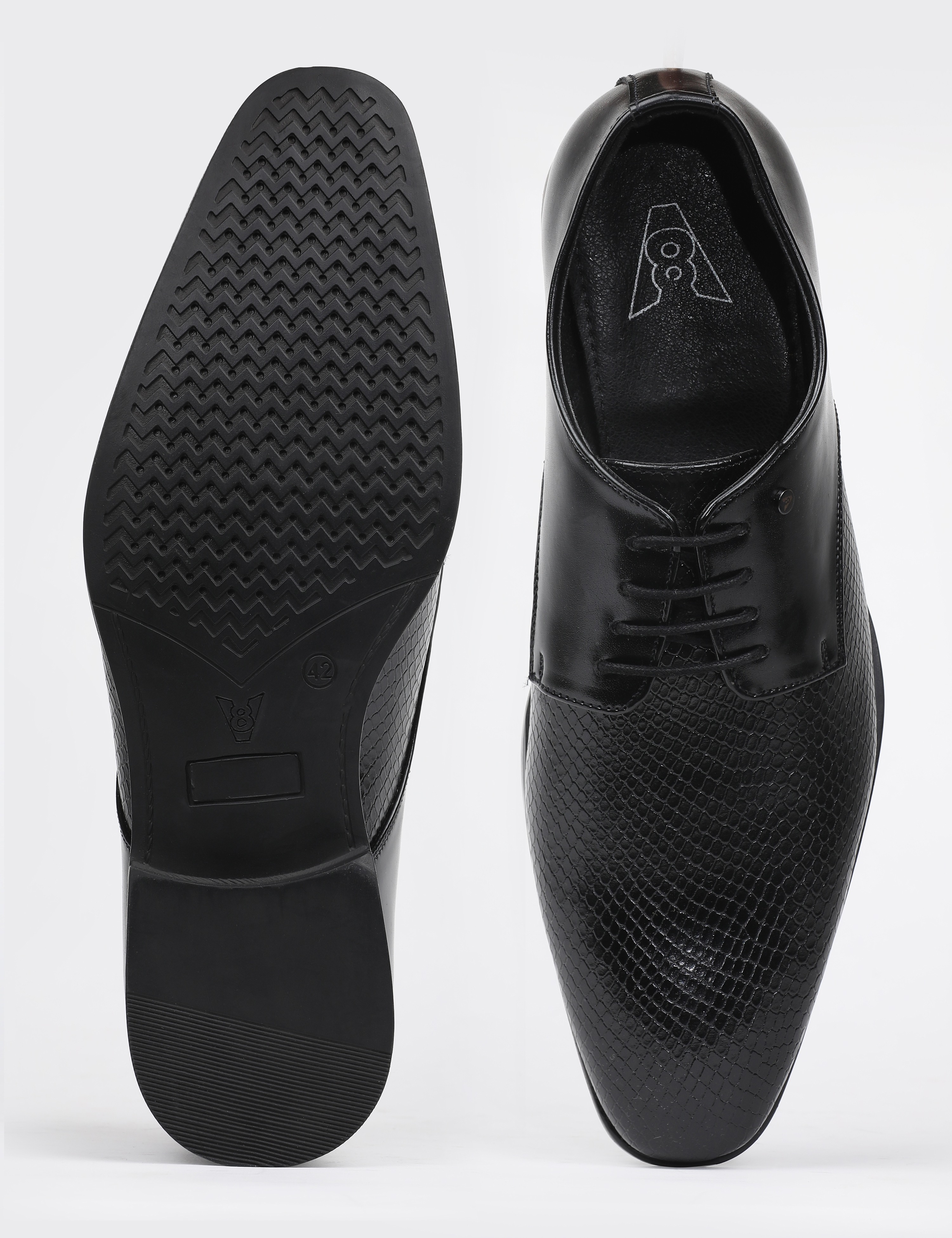 The Jonas Black Men Textured Derby V8 By Ruosh