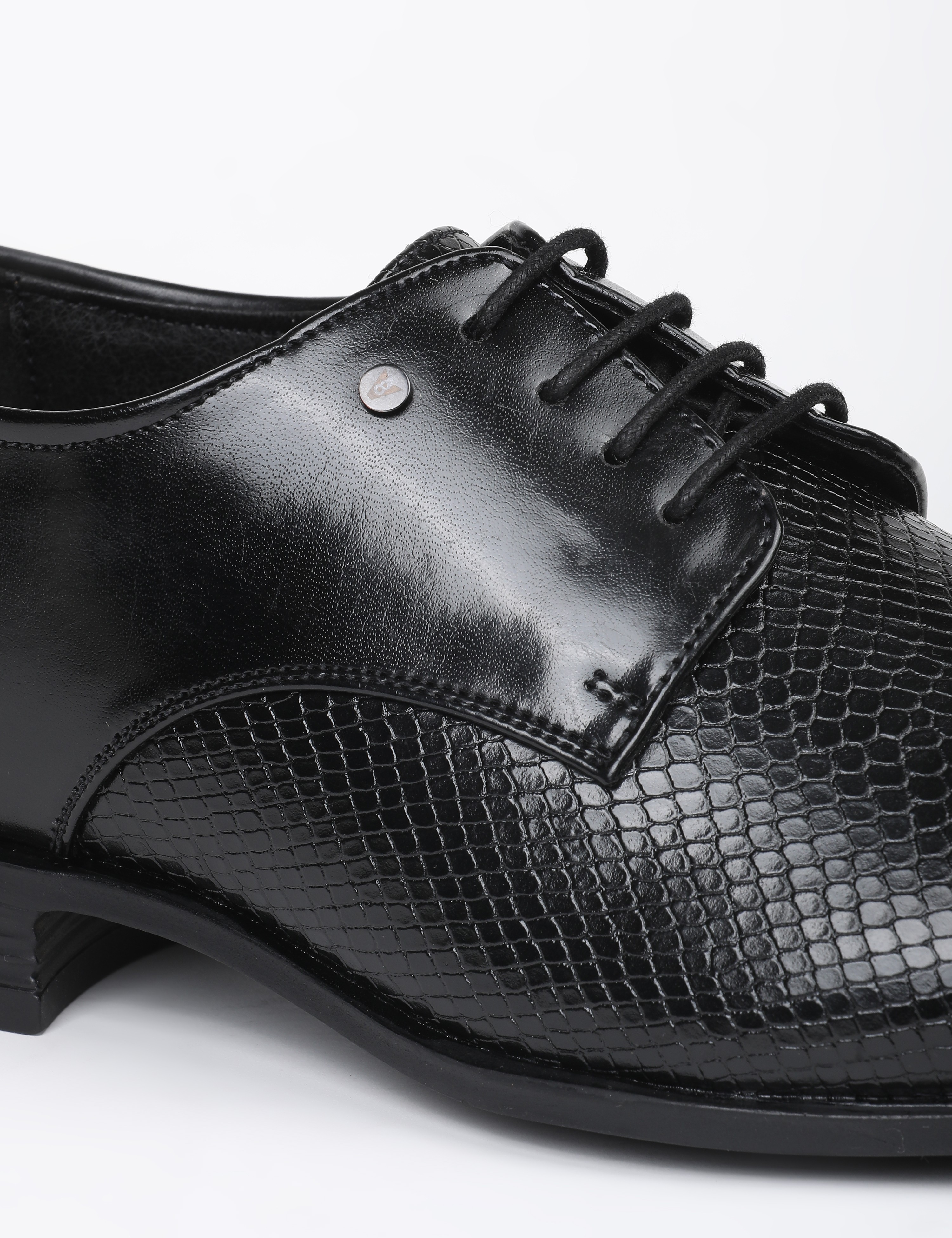The Jonas Black Men Textured Derby V8 By Ruosh