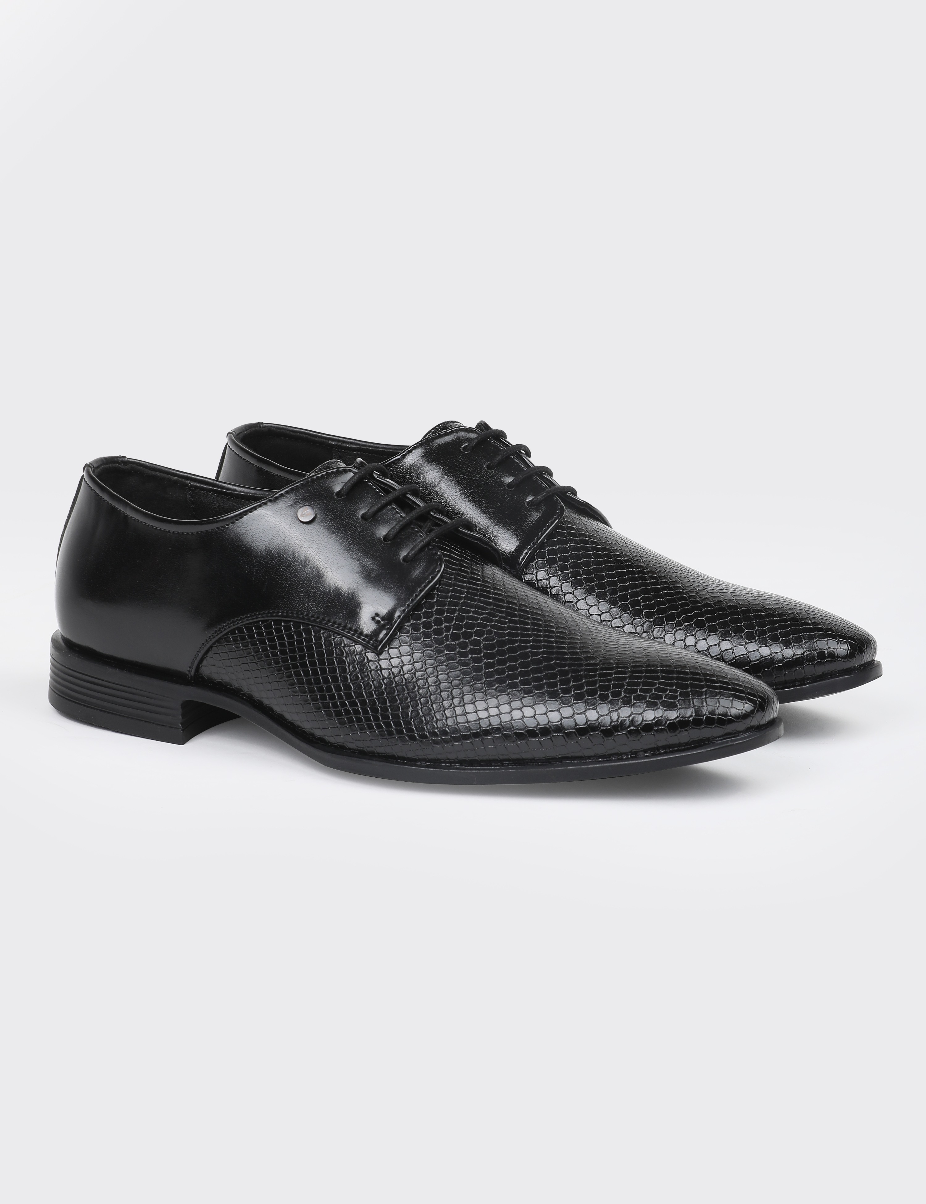 The Jonas Black Men Textured Derby V8 By Ruosh