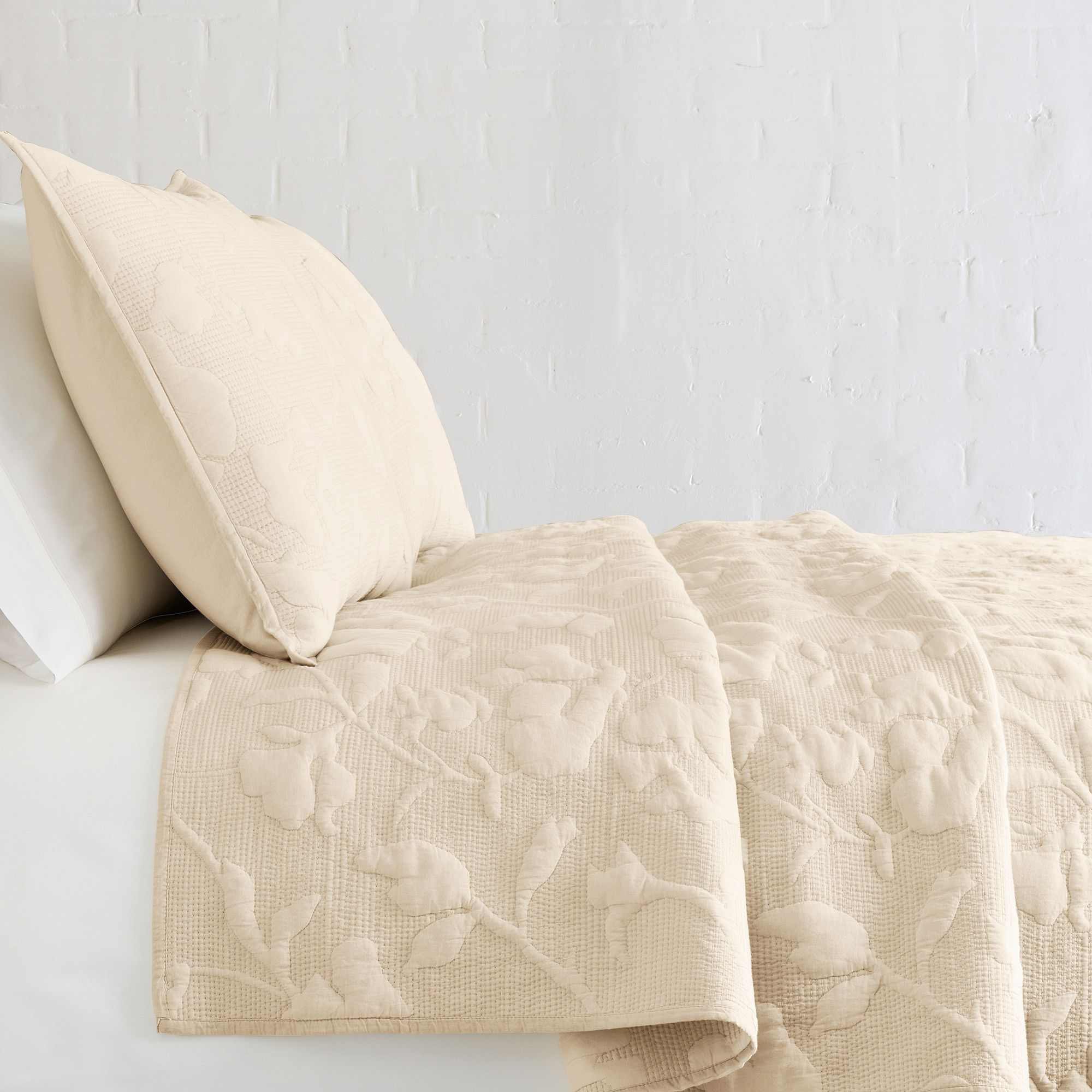 Outline Floral Quilt & Shams