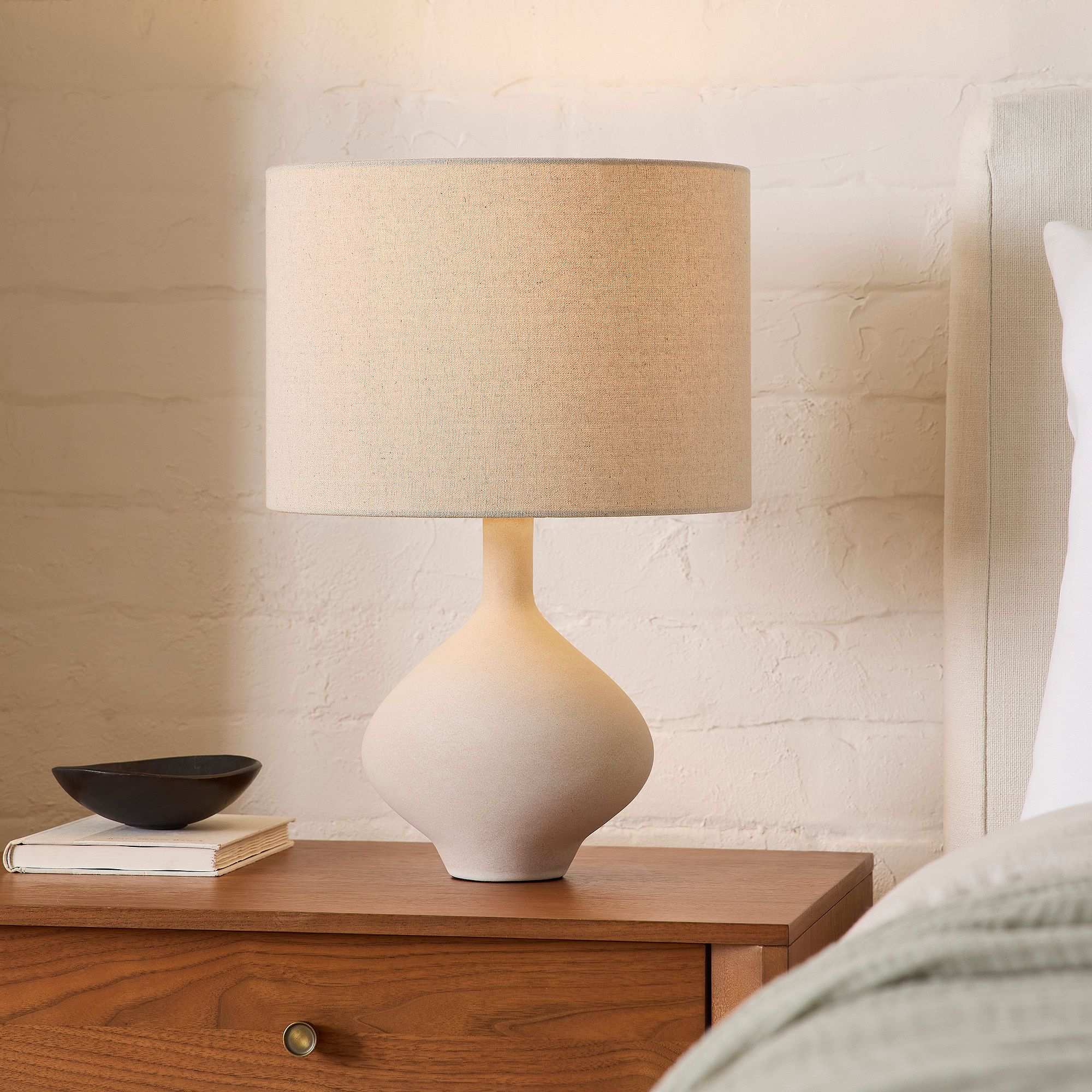 Cersei Ceramic Table Lamp (19")