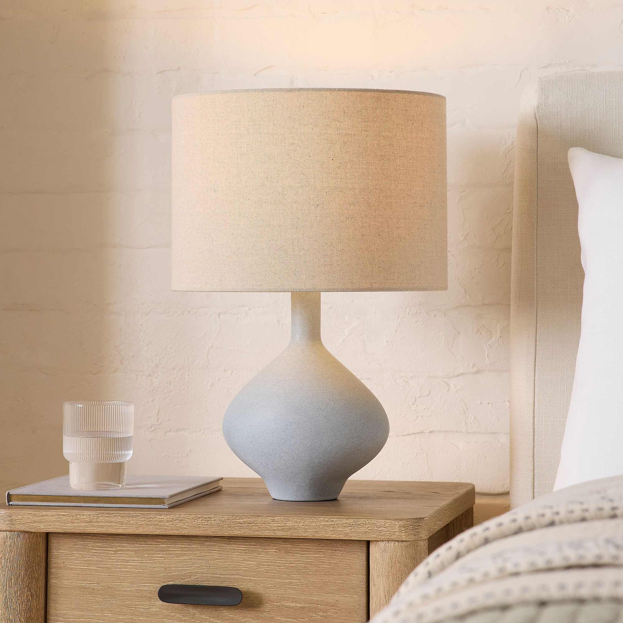 Cersei Ceramic Table Lamp (19")