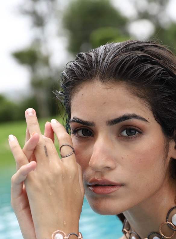 Cross knuckle ring