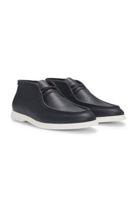 Casual boots in tumbled leather with apron toe