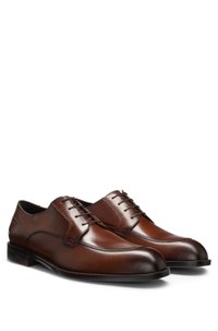 Derby shoes in leather with durable outsole