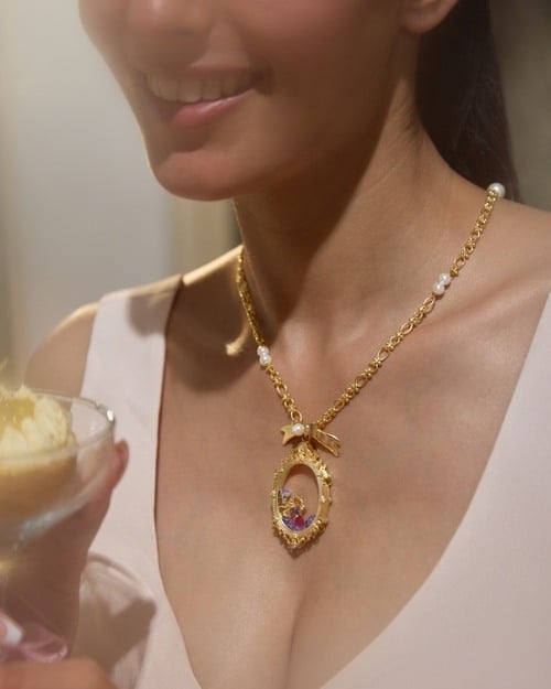Treasure Memory Crest Pendant Necklace