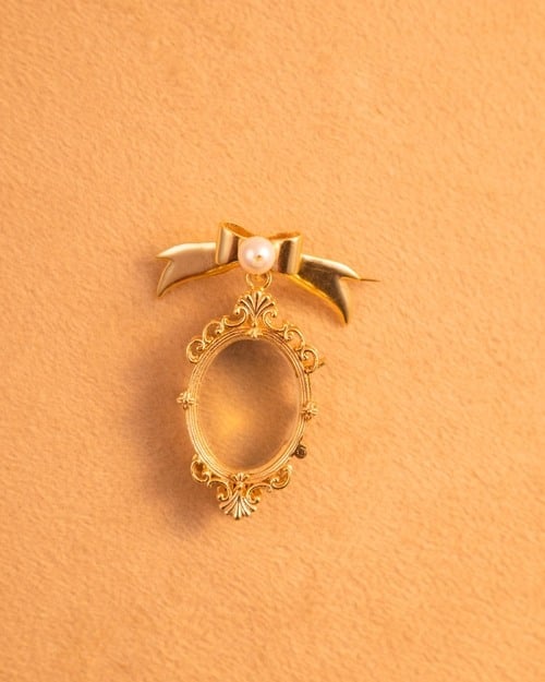 Treasure Bow Brooch